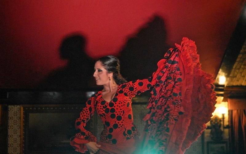 Lidón Patiño. Bailando por Alegrías con bata de cola en el Tablao Flamenco la estación de los Porches
