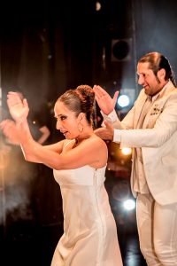 Lidón Patiño y Rafael Amargo bailando por abandolaos vestidos de blanco