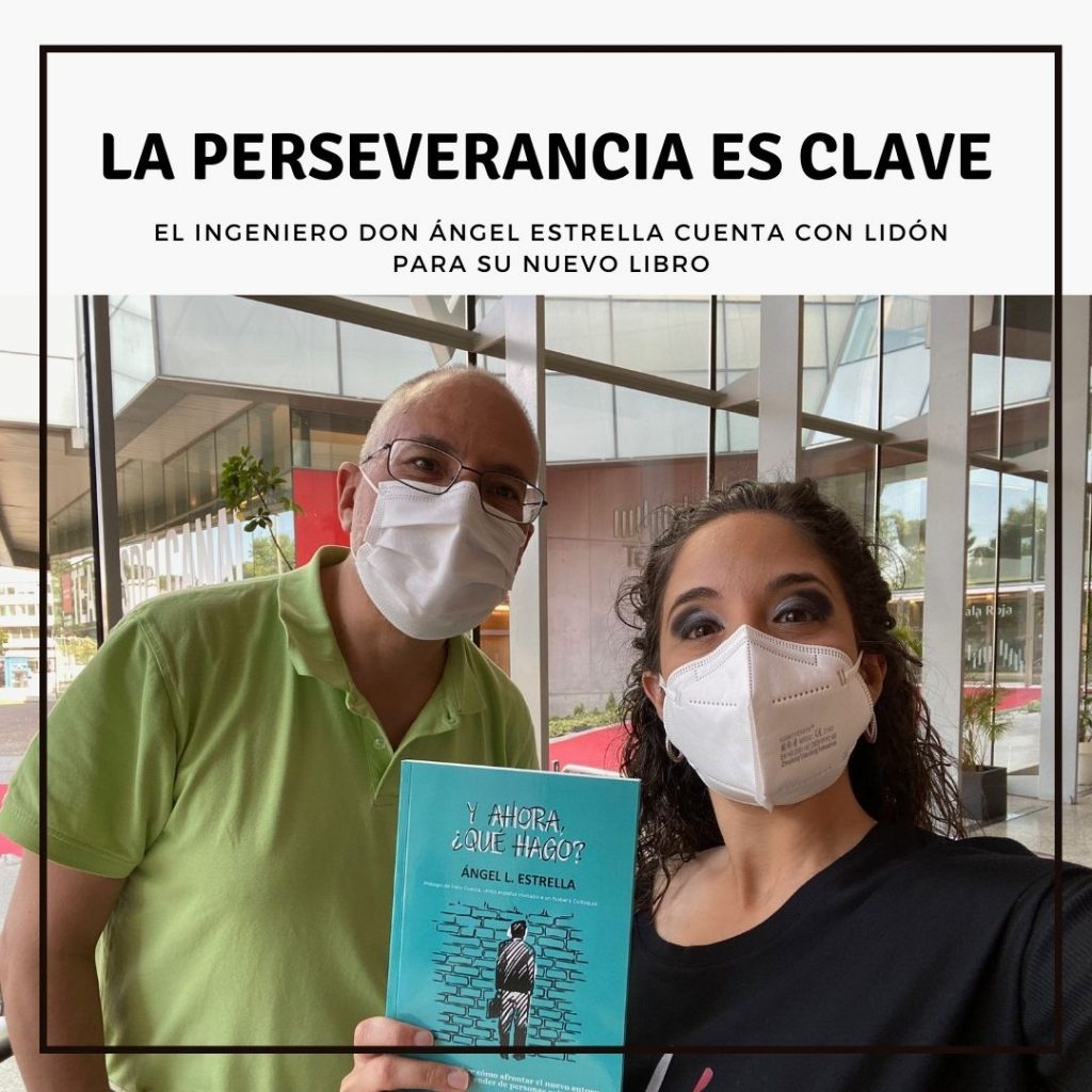 Ángel Estrella y Lidón Patiño posan junto al libro recién publicado de Ángel, "Y ahora, ¿Qué hago?"