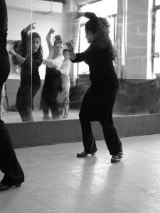 Lidón Patiño, profesora de Flamenco, impartiendo clases en la escuela de Danza Española Y Flamenco "Amor de Dios" de Madrid