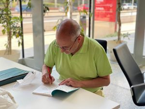 Ángel Estrella firma ejemplar de su libro, donde Lidón Patiño es una de las historias en las que se inspira