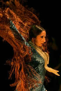 Lidón Patiño bailando con mantón en Lima (Perú), presentando Lidón Flamenco Company en el Festival Flamenco y Punto
