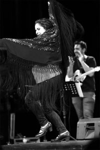 Lidón Patiño bailando con mantón en Bulgaria