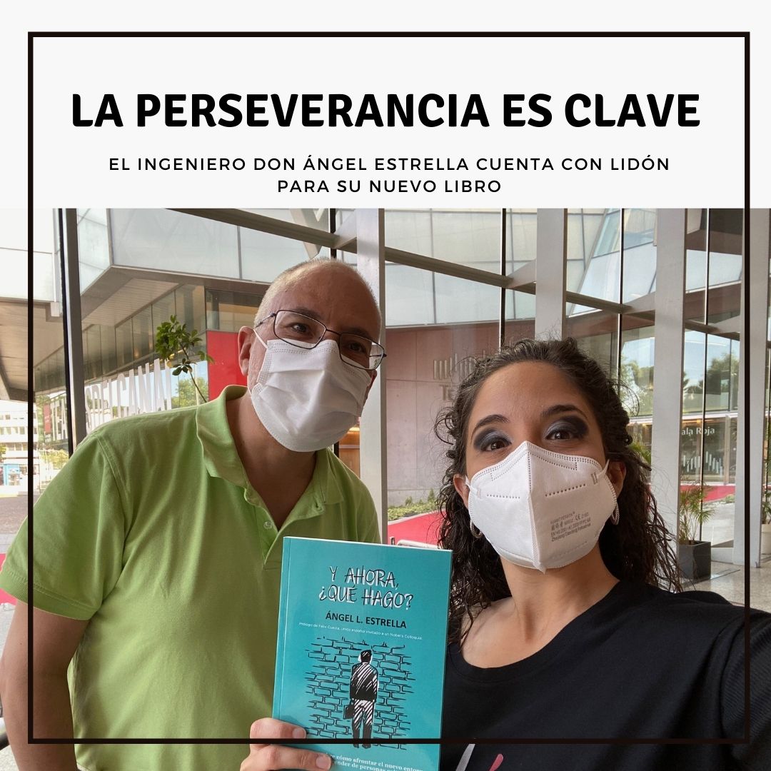 Ángel Estrella y Lidón Patiño posan junto al libro recién publicado de Ángel, "Y ahora, ¿Qué hago?"